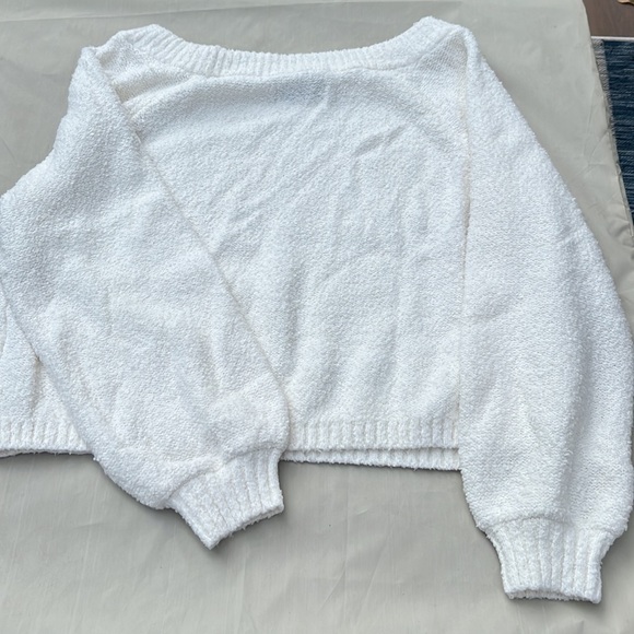 White slightly cropped Hollister sweater, size small! - Picture 2 of 3